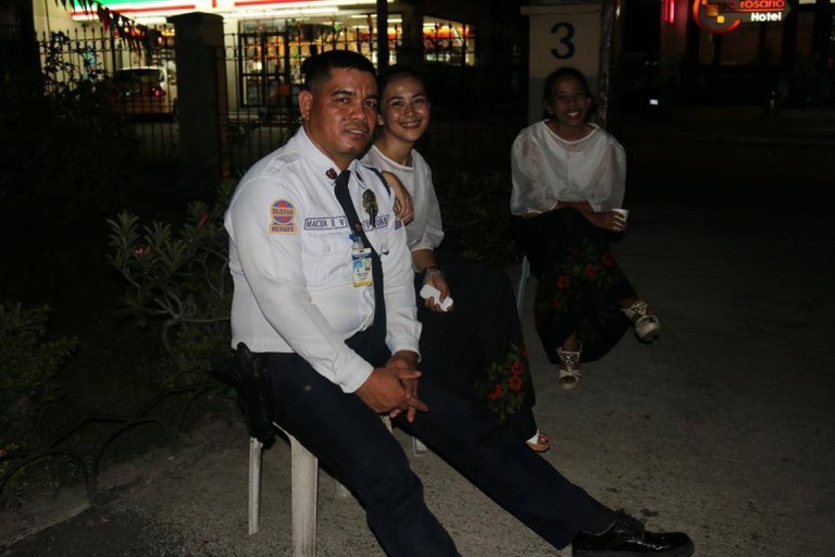 Luar biasa, satpam ini kerja sambil kuliah di tempat yang sama