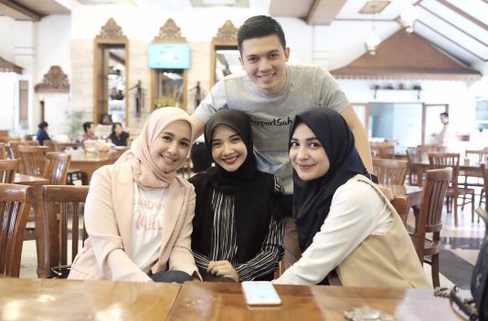 10 Potret kompaknya persahabatan Zaskia, Shireen dan Bella