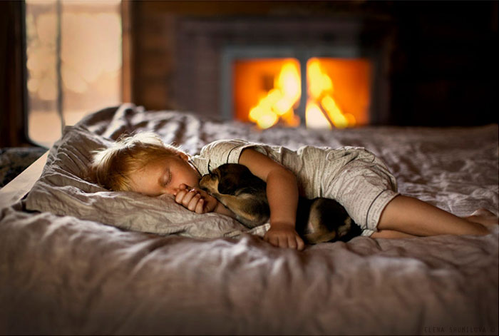 18 Potret menggemaskan hewan & bayi saat tidur bareng, nyenyak banget