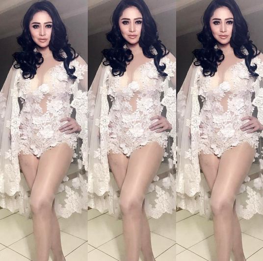 Kenakan kebaya nyaris tak bercelana, Dewi Perssik banjir sindiran