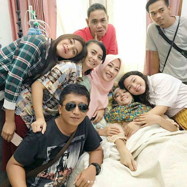 9 Foto perjuangan Renita Sukardi hadapi kanker, masih sempat syuting