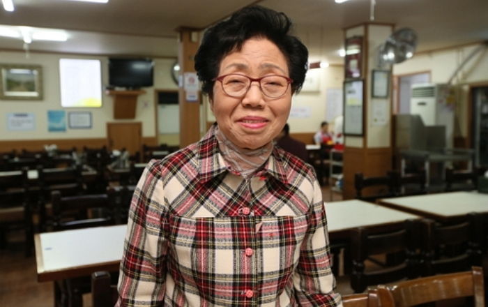 Pemilik resto ini gratiskan makanan buat orang jompo selama 27 tahun