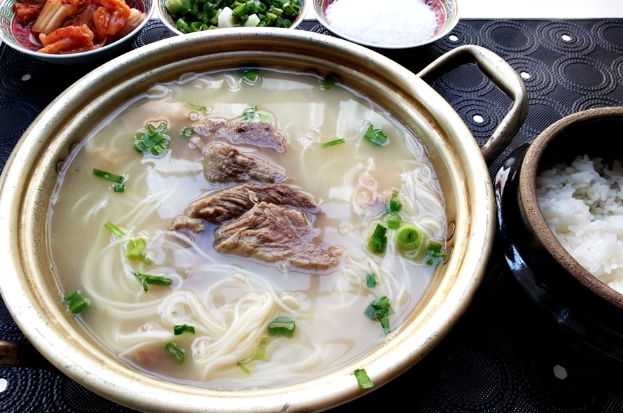 Pemilik resto ini gratiskan makanan buat orang jompo selama 27 tahun