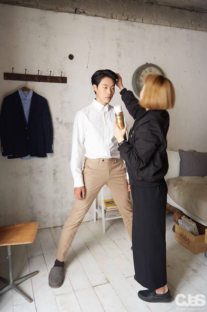Terlalu tinggi, pose 13 seleb Korea saat didandani stylist ini kocak