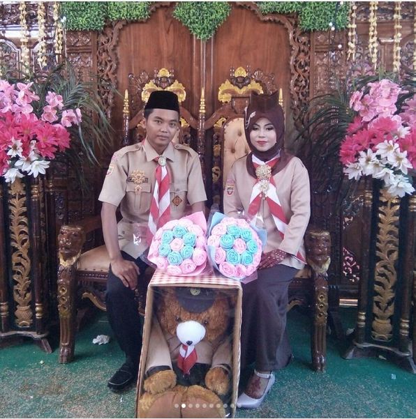 10 Potret pasangan menikah dengan seragam Pramuka, unik abis