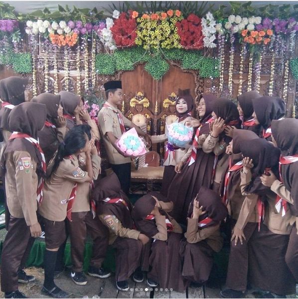 10 Potret pasangan menikah dengan seragam Pramuka, unik abis