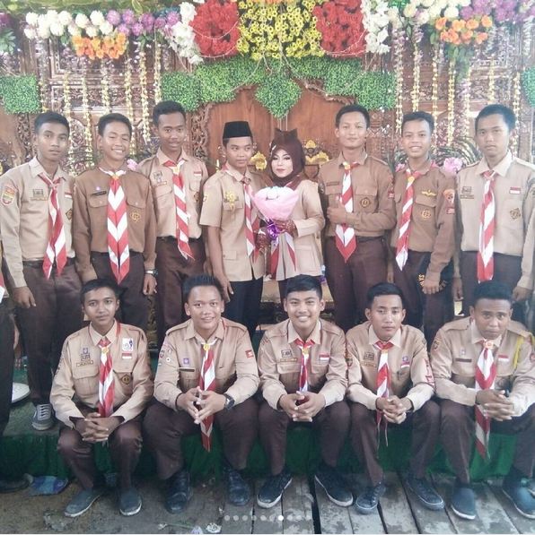 10 Potret pasangan menikah dengan seragam Pramuka, unik abis