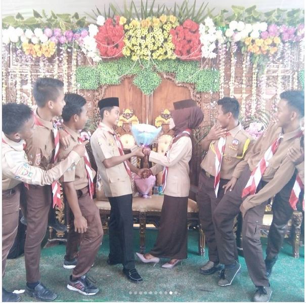 10 Potret pasangan menikah dengan seragam Pramuka, unik abis