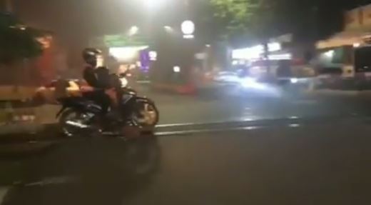 Pintu perlintasan kereta ditutup, tapi yang lewat justru bikin kesel