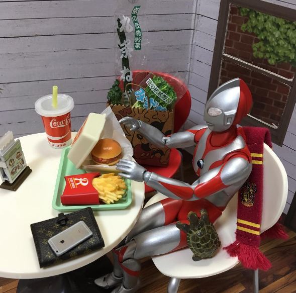 15 Foto ini ungkap keseharian Ultraman saat tak berantas kejahata