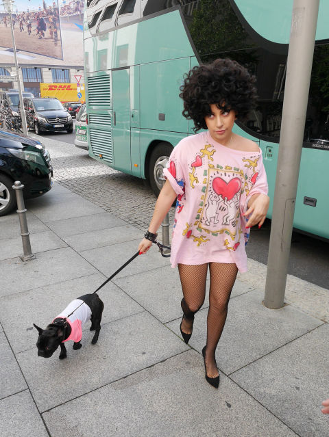 10 Gaya seleb saat keluar sama hewan peliharaan, tetep stylish dong