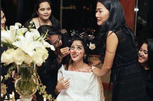 Dikerjai sahabat, 6 seleb ini rela tampil jelek saat bridal shower