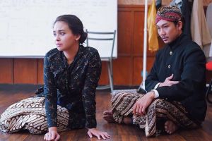 Disuruh Hanung akting pakai bahasa Belanda, Ayushita hampir nangis