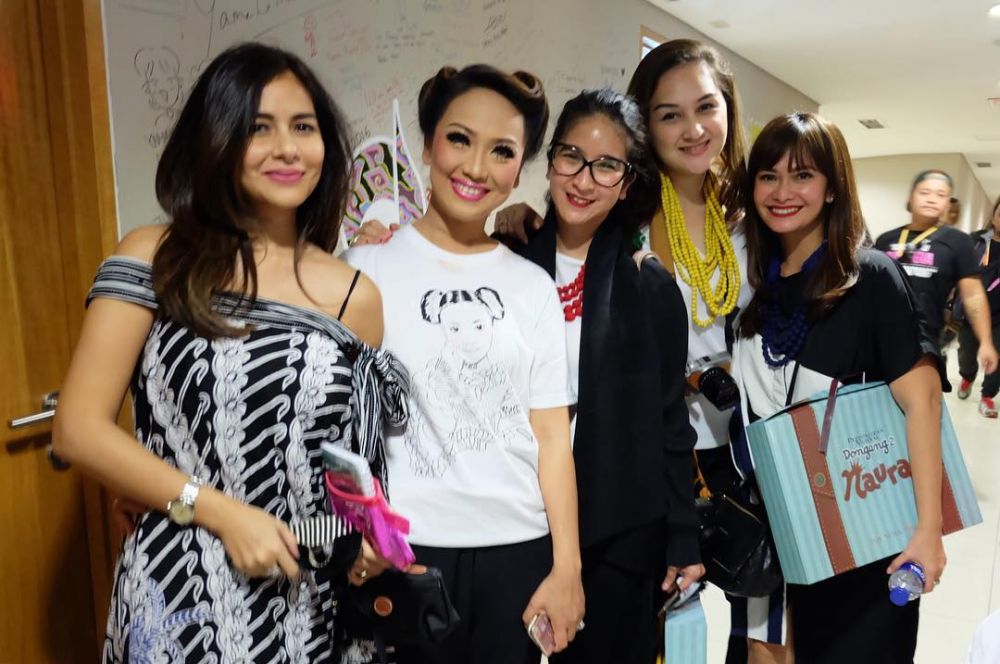 13 Potret 'geng cantik' Mona Ratuliu, hits dan friendship goals banget
