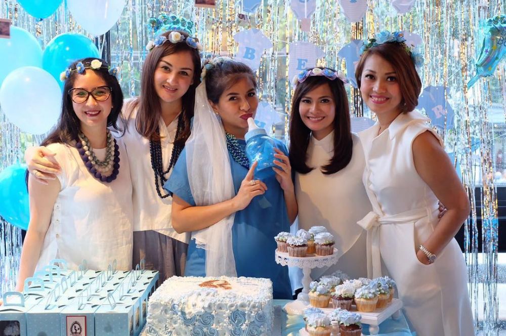 13 Potret 'geng cantik' Mona Ratuliu, hits dan friendship goals banget