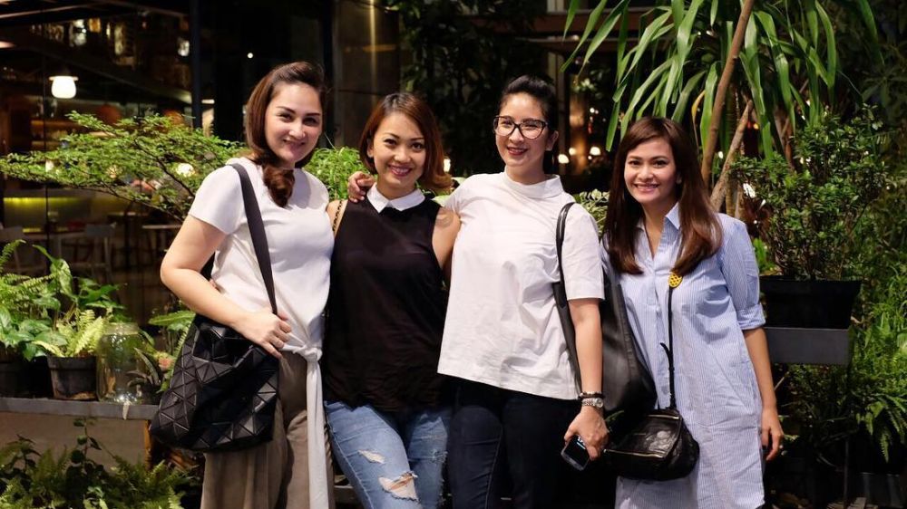 13 Potret 'geng cantik' Mona Ratuliu, hits dan friendship goals banget