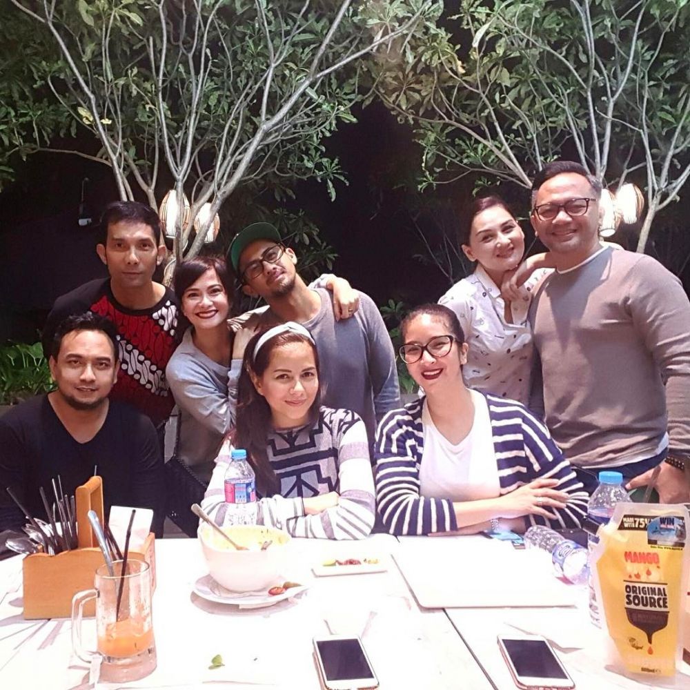 13 Potret 'geng cantik' Mona Ratuliu, hits dan friendship goals banget
