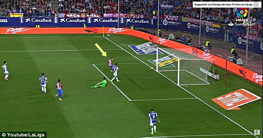 Video kekonyolan striker kelas dunia, tinggal ceplos tapi nggak gol