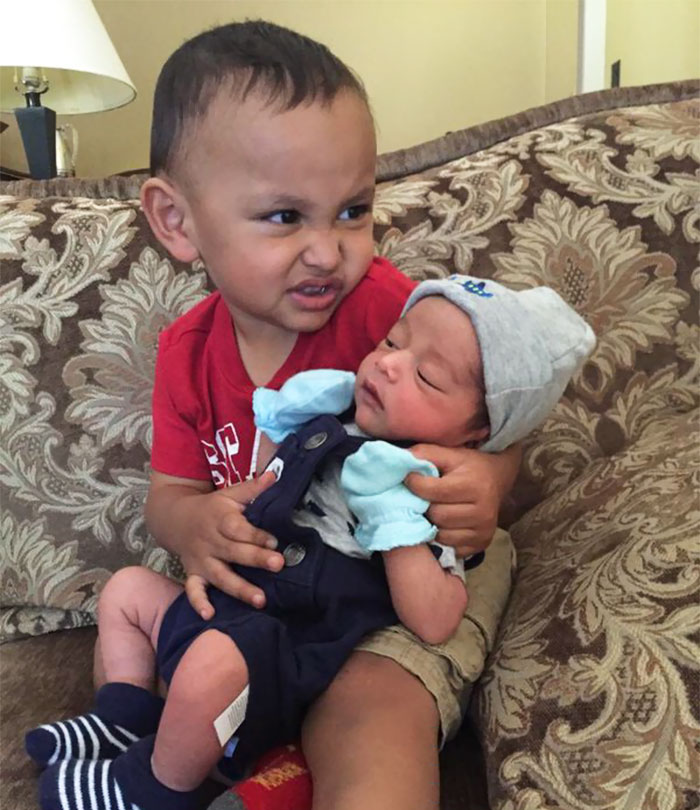 15 Bocah ini ngambek pas adiknya lahir, nggak siap jadi kakak nih?