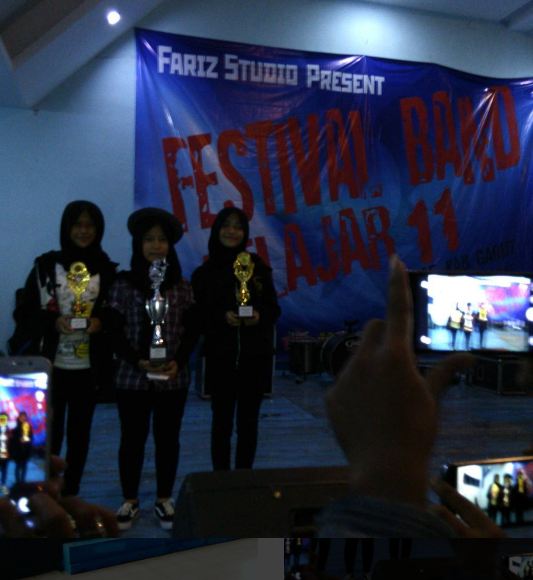 Band metal dengan personel 3 remaja berhijab ini aksinya bikin takjub