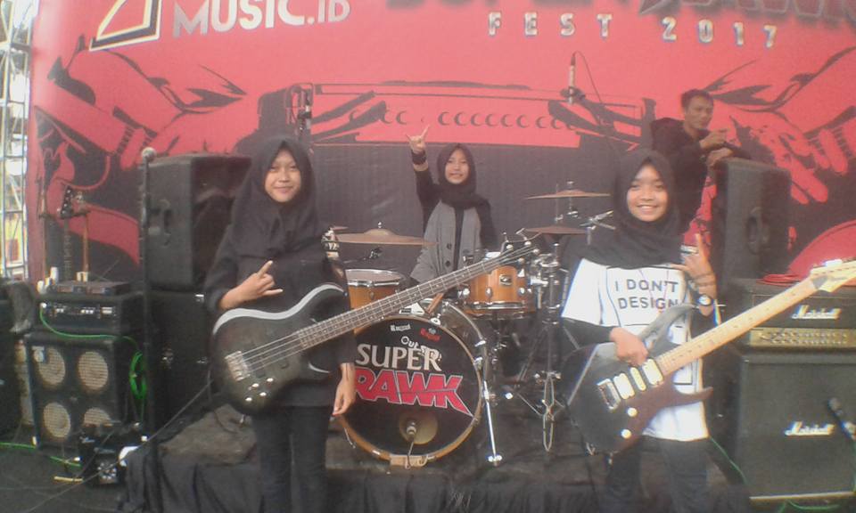 Band metal dengan personel 3 remaja berhijab ini aksinya bikin takjub