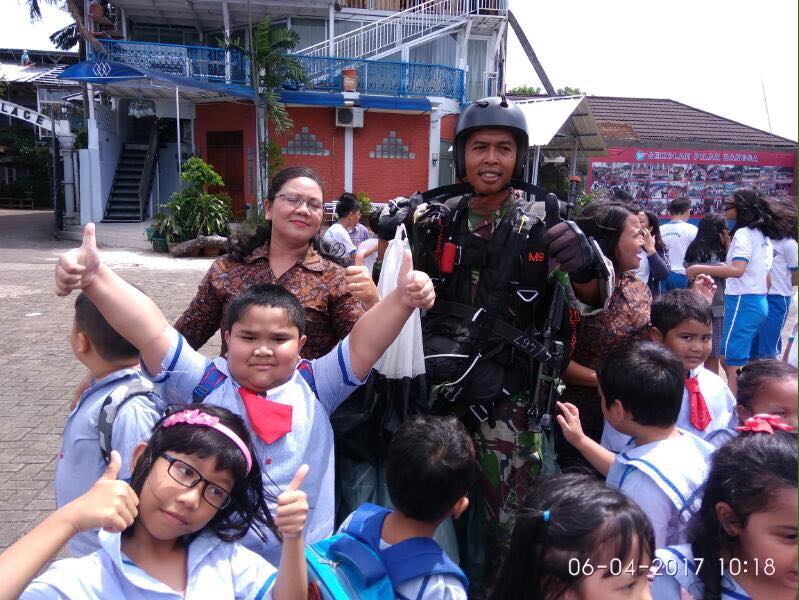 Angin kencang, penerjun TNI AU ini selamat mendarat di halaman sekolah