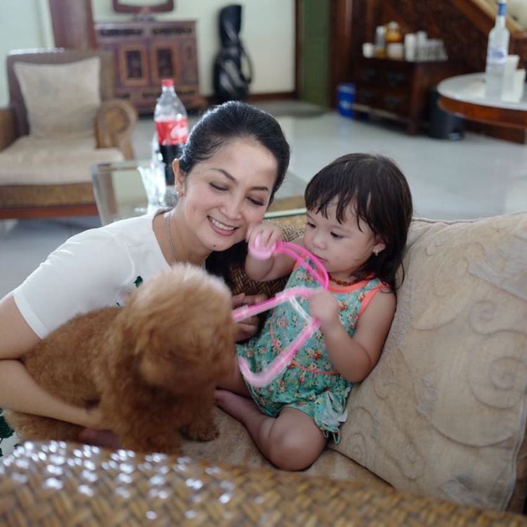 7 Artis cantik ini sudah jadi nenek tapi masih terlihat kinyis-kinyis