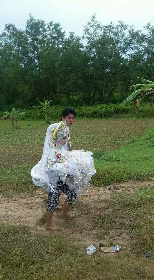 Pengantin asal Madura ini rela tanpa alas kaki susuri jalan berlumpur