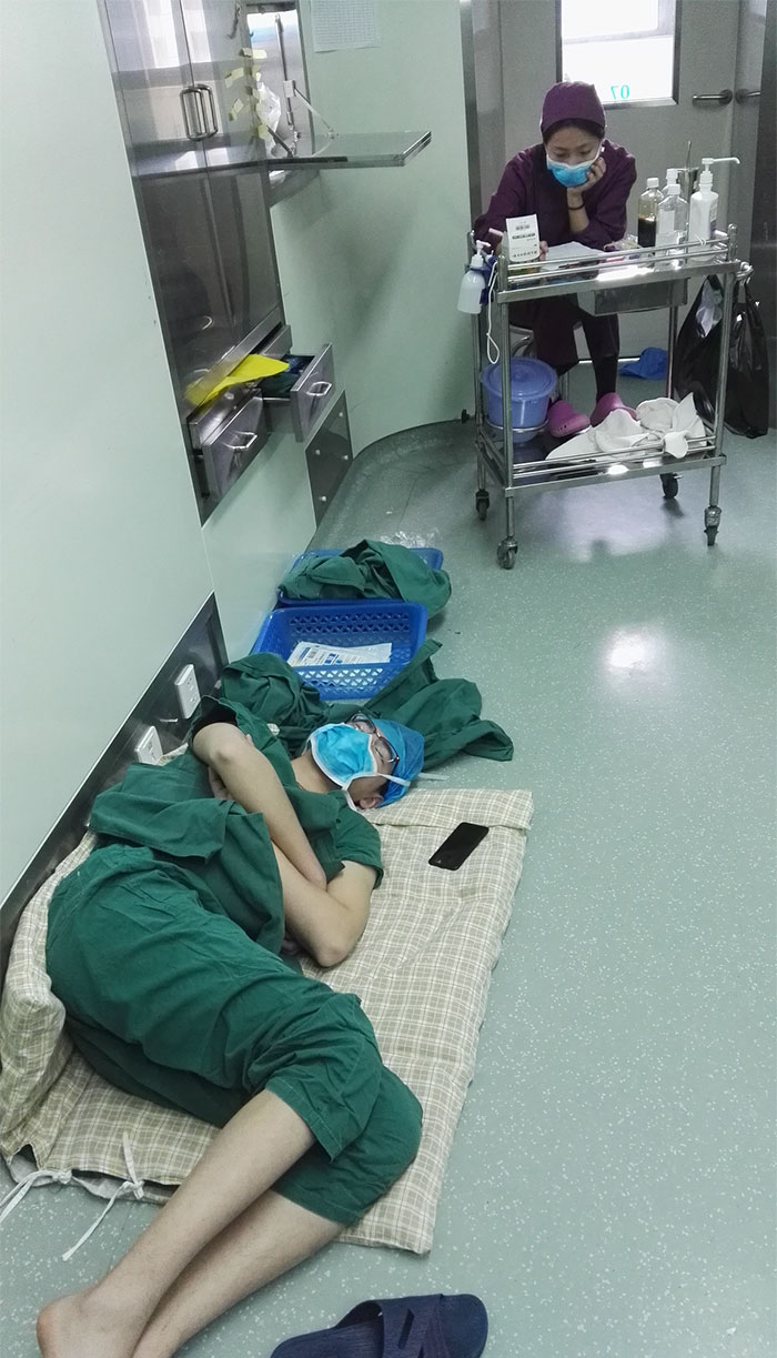 Dokter ini ketiduran di lantai usai lakukan 5 operasi nonstop, salut