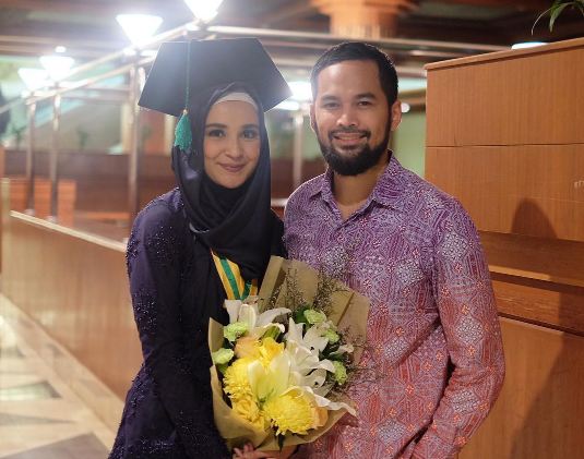 Tertunda karena nikah, 6 seleb ini akhirnya sukses selesaikan kuliah