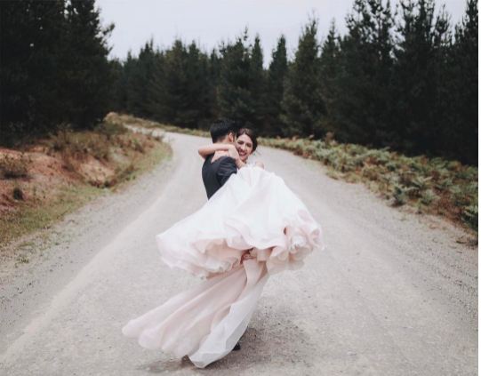 Yuk intip foto prewedding 7 pasangan seleb ini, tinggal sebar undangan