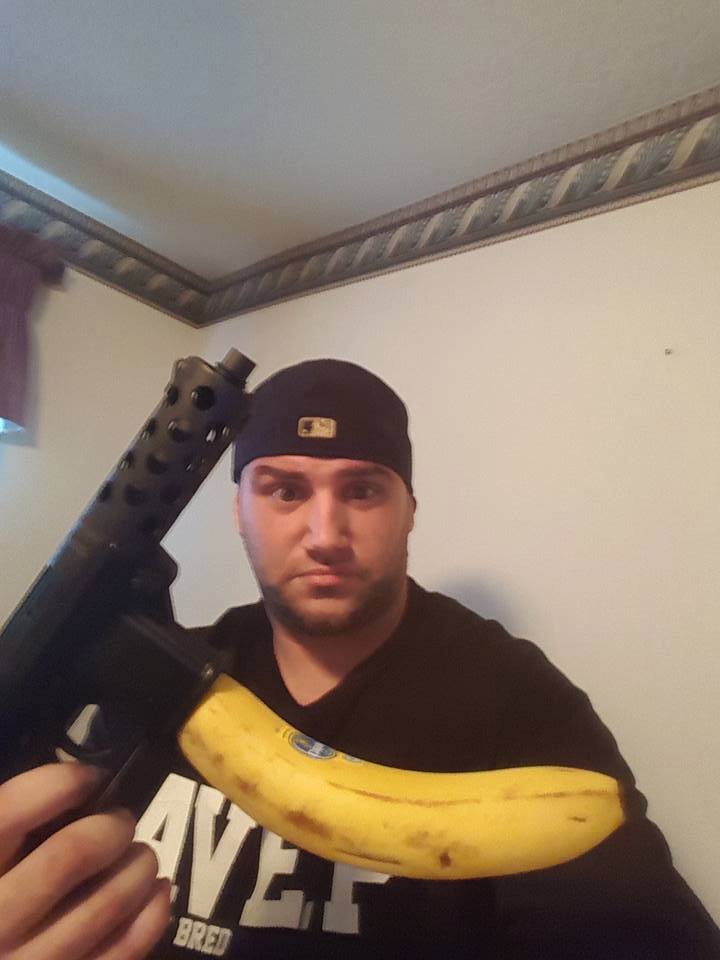 Ingin pamer senjata, foto bocah ini malah jadi bahan candaan netizen