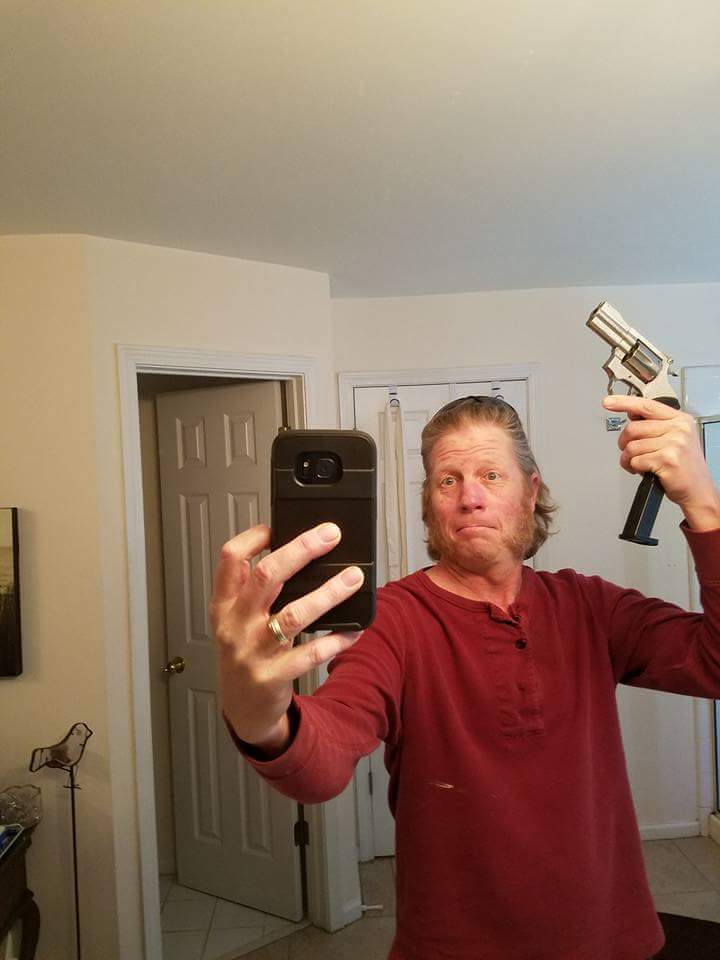 Ingin pamer senjata, foto bocah ini malah jadi bahan candaan netizen