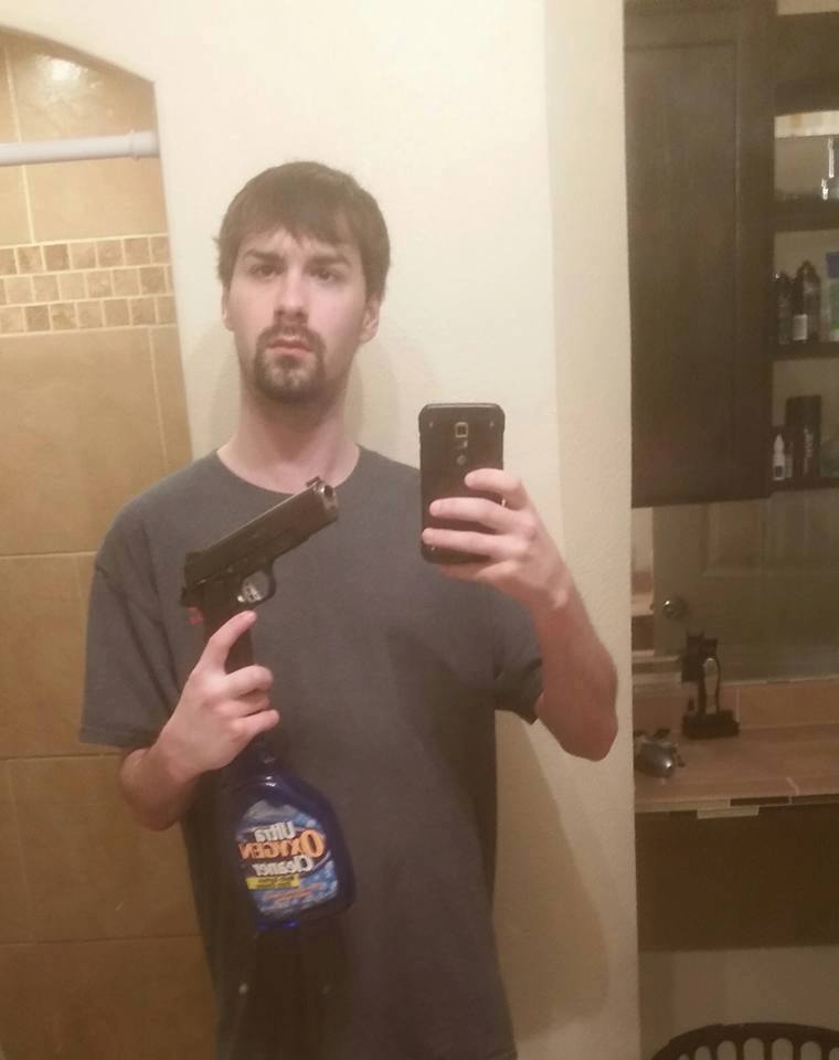 Ingin pamer senjata, foto bocah ini malah jadi bahan candaan netizen