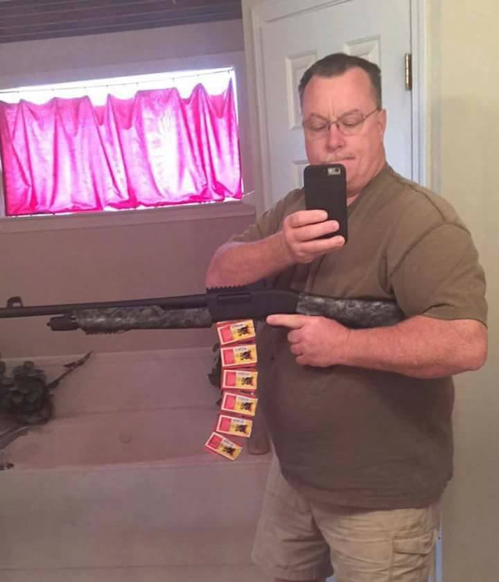 Ingin pamer senjata, foto bocah ini malah jadi bahan candaan netizen