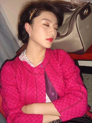 7 Foto artis cantik saat ketiduran, mulutnya nganga nggak ya?