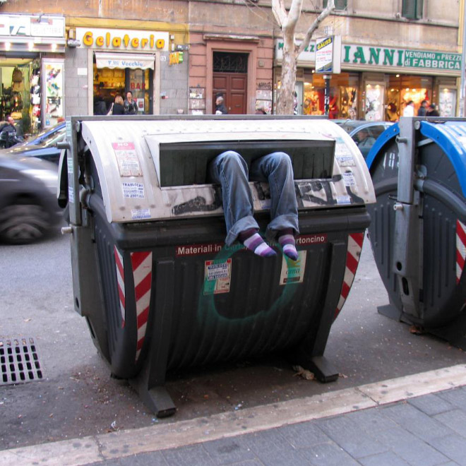 18 Patung di tempat umum ini persis manusia, bikin penasaran aja