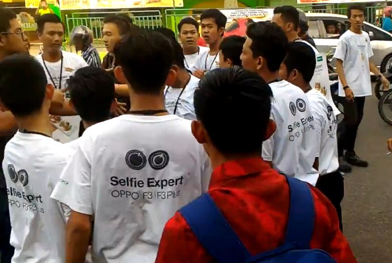 Gara-gara badut senggolan, sales dua produk HP cek cok di Jambi