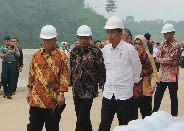 Tak disangka menteri era Presiden Jokowi ini juga drummer, cool