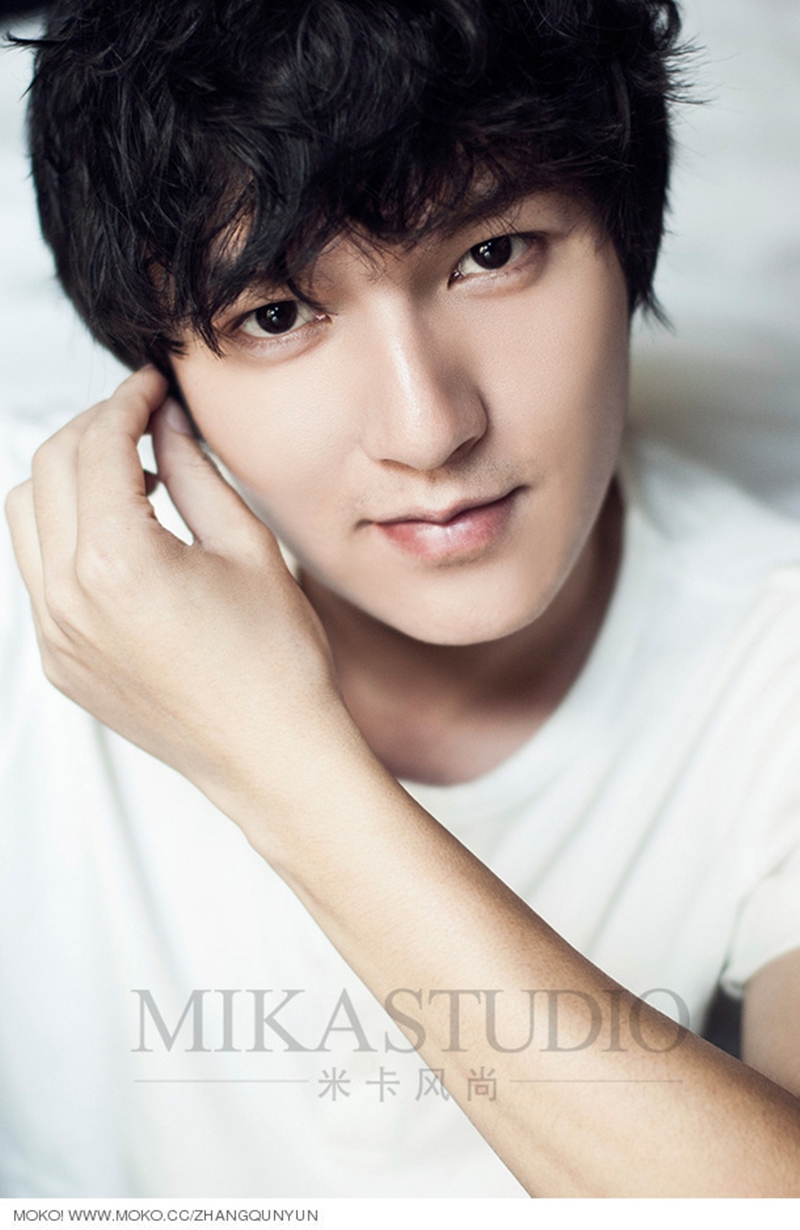 Potret jurnalis ini viral, wajah gantengnya mirip banget Lee Min-ho