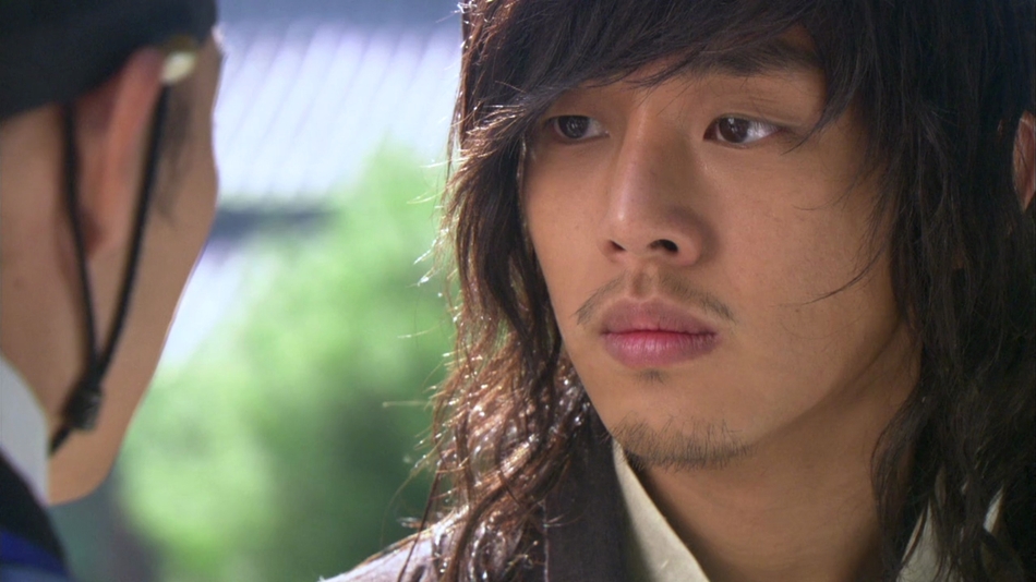 10 Foto transformasi gantengnya Yoo Ah-in, pecinta K-Drama wajib tahu