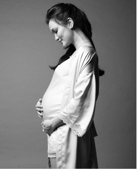 Jalani foto kehamilan, Atiqah Hasiholan dan Rio Dewanto romantis abis