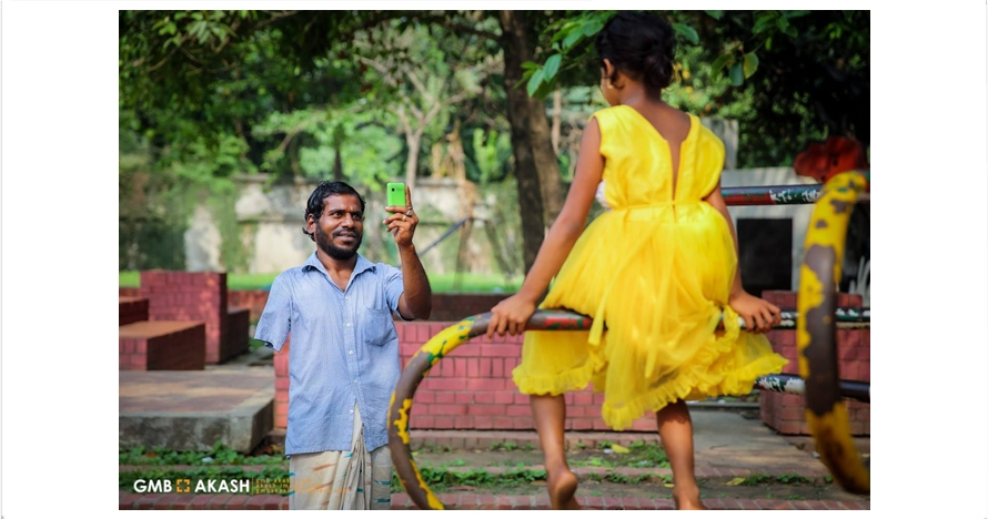 Pengemis ini menabung dua tahun demi belikan anaknya gaun sederhana