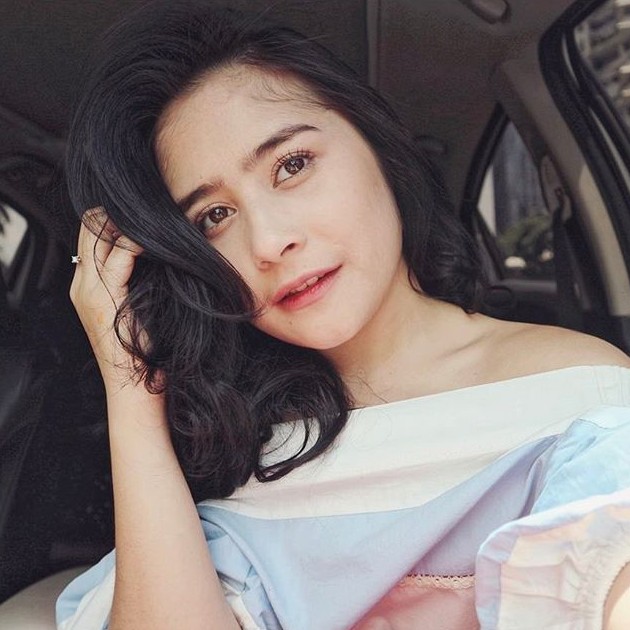 Nggak hanya cantik, 5 seleb ini juga punya kemampuan supranatural