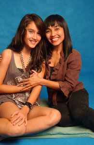 Bak seumuran, ini 10 potret kedekatan Cinta Laura dengan sang mama