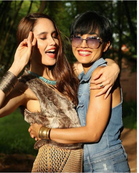 Bak seumuran, ini 10 potret kedekatan Cinta Laura dengan sang mama