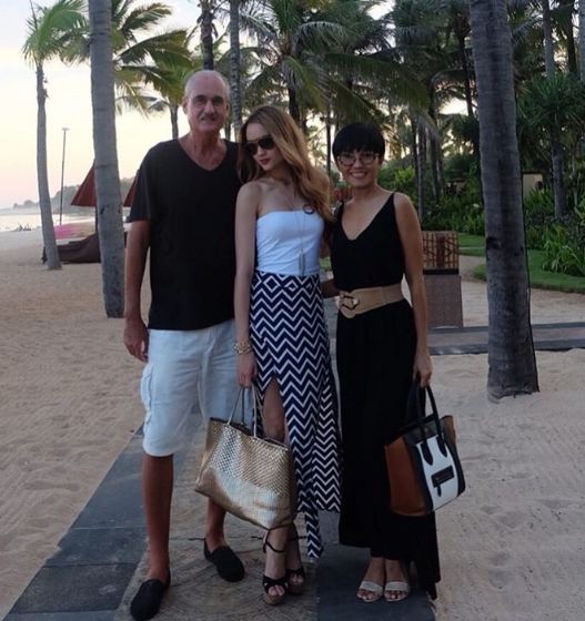 Bak seumuran, ini 10 potret kedekatan Cinta Laura dengan sang mama