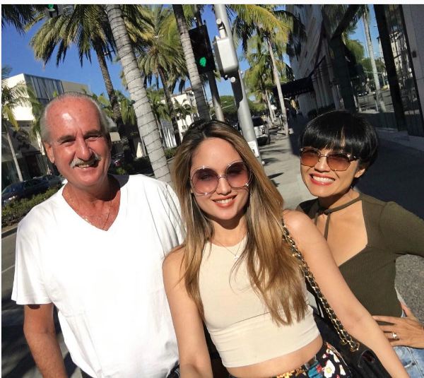 Bak seumuran, ini 10 potret kedekatan Cinta Laura dengan sang mama