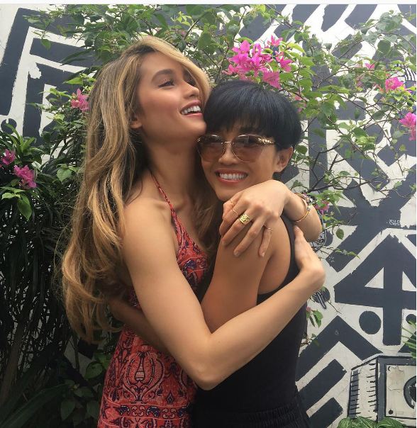 Bak seumuran, ini 10 potret kedekatan Cinta Laura dengan sang mama