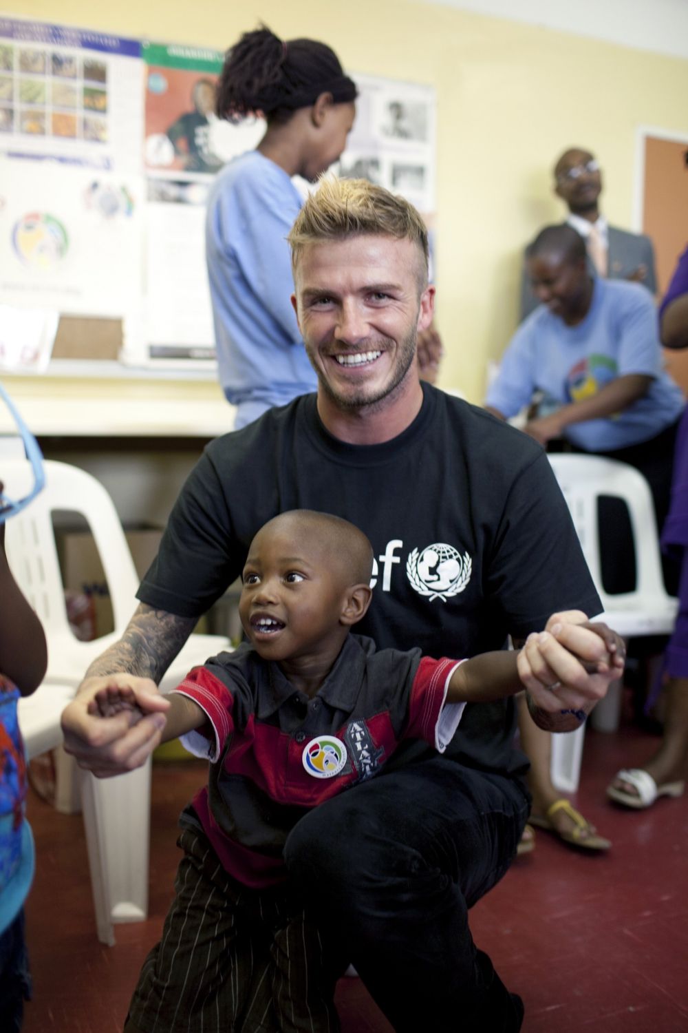 10 Foto mengharukan David Beckham bersama anak-anak Afrika, inspiratif